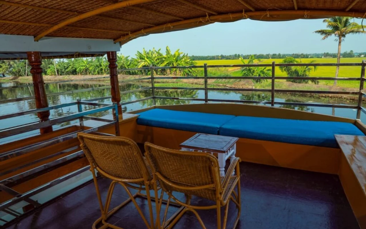 Roja Houseboats website homepage screenshot